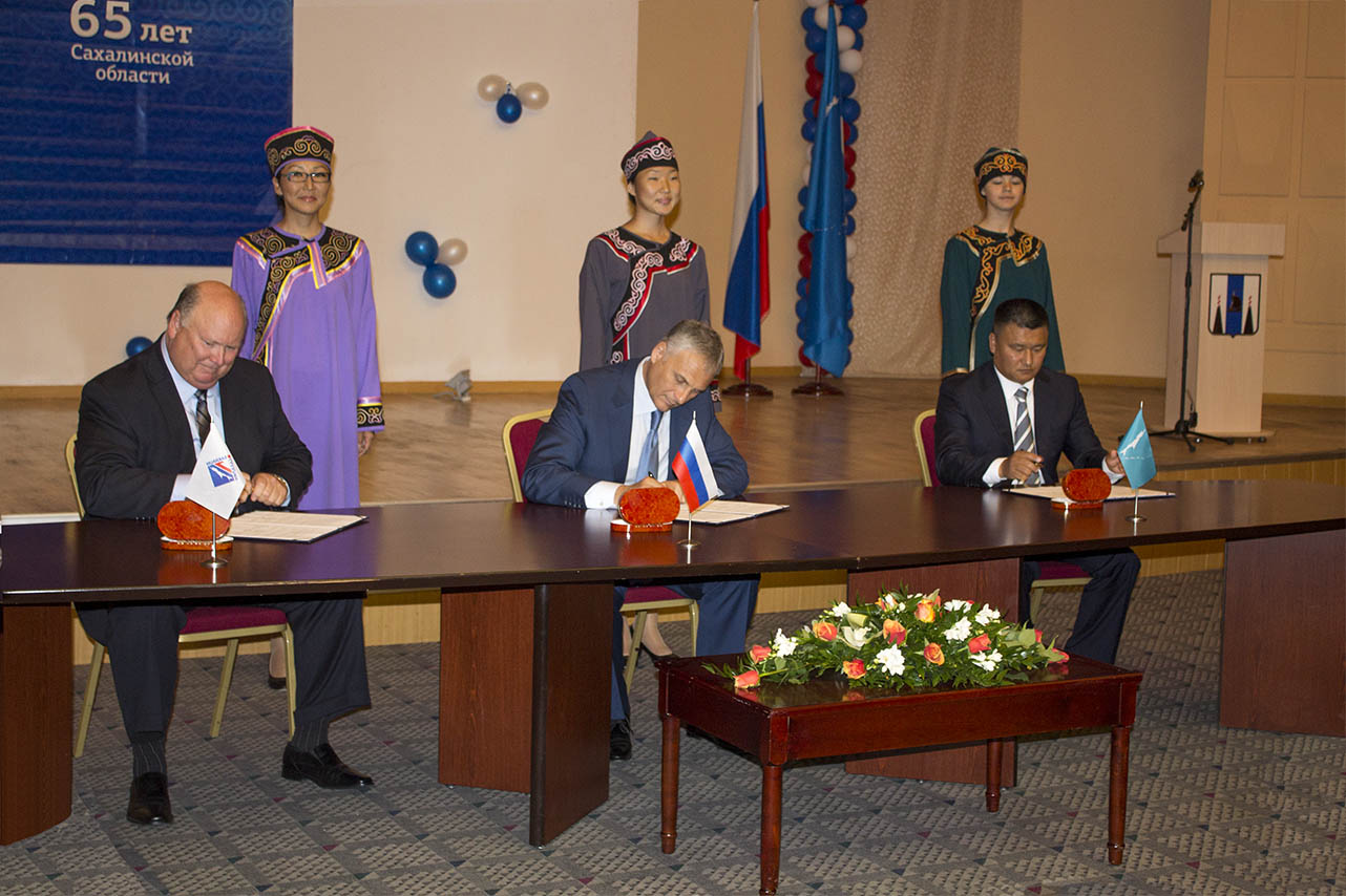 Правительство Сахалинской области, региональный Совет уполномоченных представителей коренных малочисленных народов Севера Сахалина (КМНС) и компания «Эксон Нефтегаз Лимитед» (ЭНЛ) подписали трехстороннее соглашение о сотрудничестве.